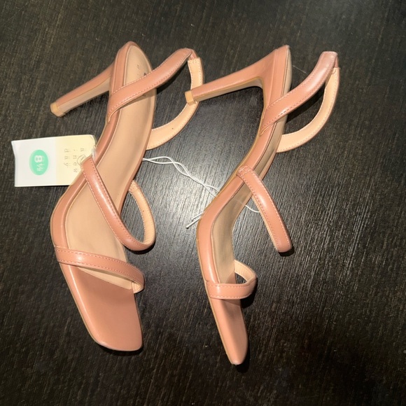 Elegant Tan Strappy Sandals - Picture 3 of 4